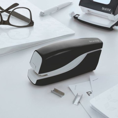 Zszywacz elektryczny Leitz Wow czarny 10k. metalowo-plastikowy (55661095) Zszywacz elektryczny Leitz Wow czarny 10k. metalowo-plastikowy (55661095)